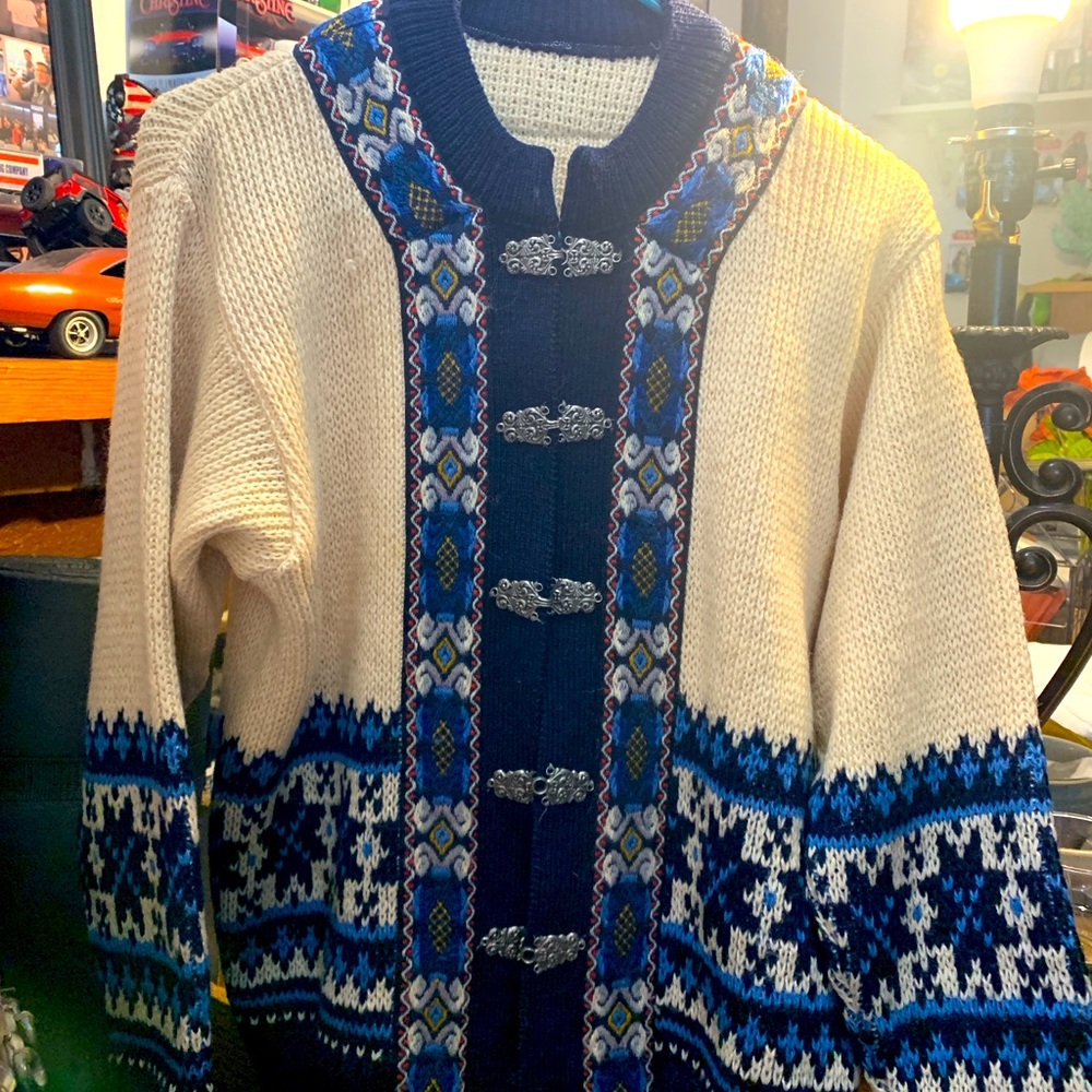 Sweater white navy blue with latch closure